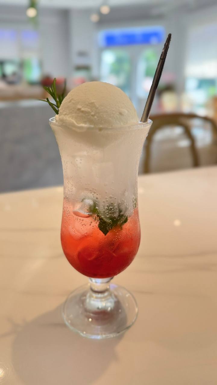 漂浮草莓薄荷氣泡飲