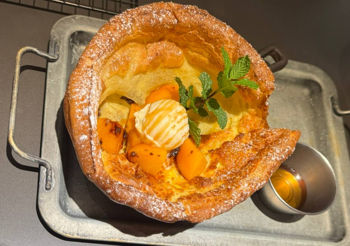 焦糖蜜桃鐵鍋鬆餅